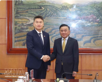  Standing member of CPV Secretariat receives Lao youth delegation 